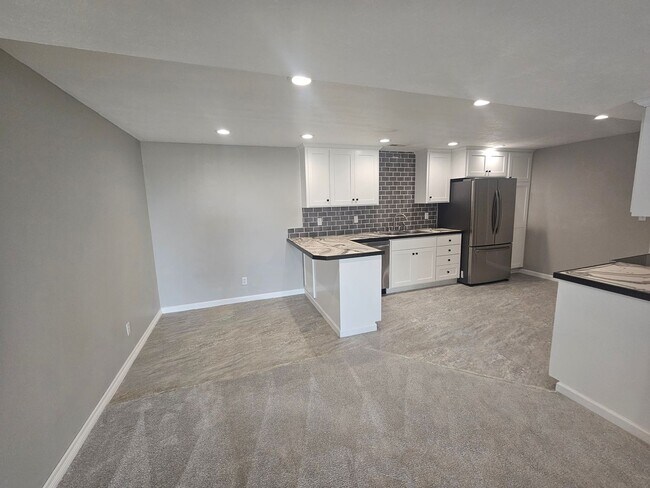 Foto del edificio - Fully Remodeled Daylight Basement + Utilities!