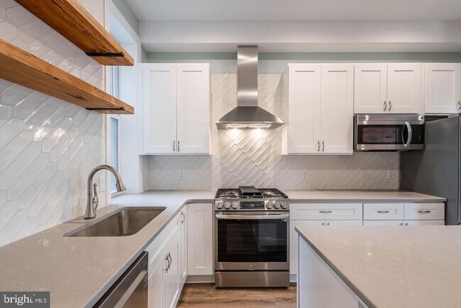 Building Photo - 3030 W Girard Ave