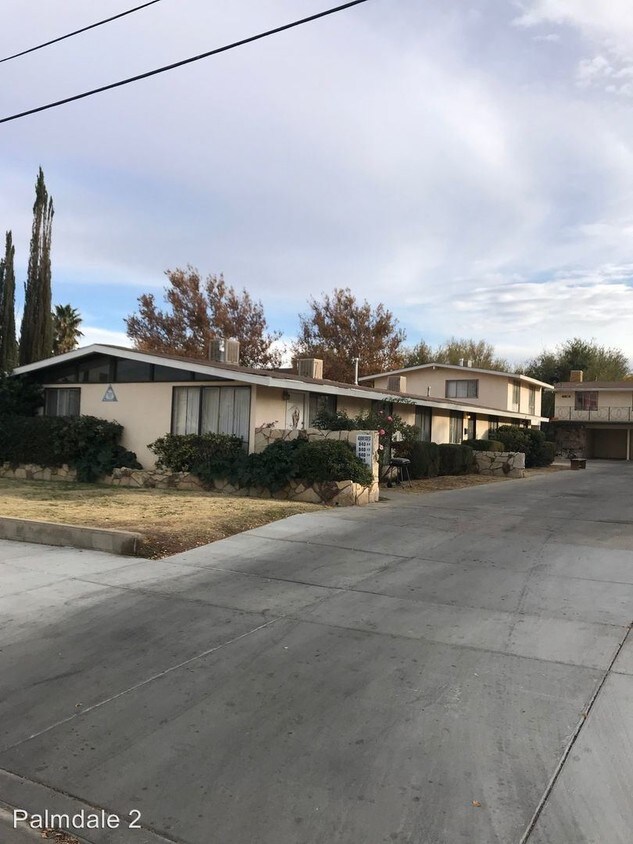 Primary Photo - 938-940 E Ave Q-12