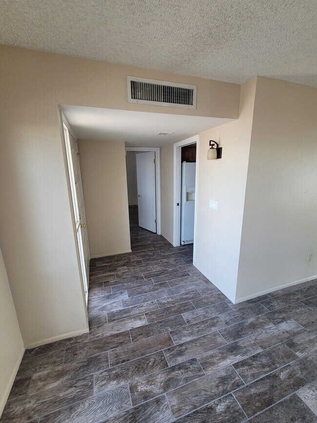 Building Photo - Great North Phoenix 2/2 with all new floor...