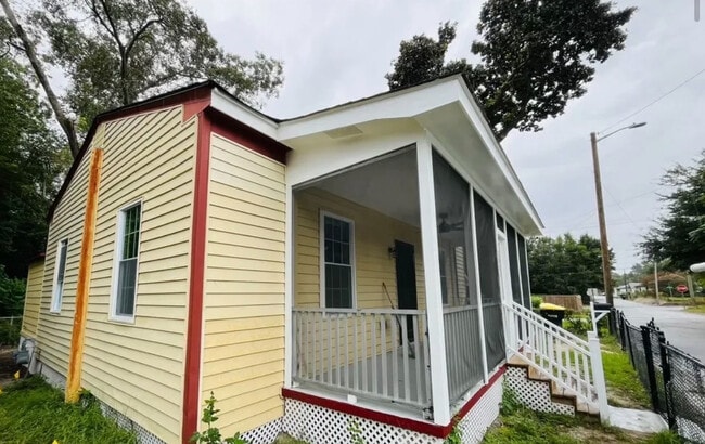 Building Photo - 2021 Hudson St