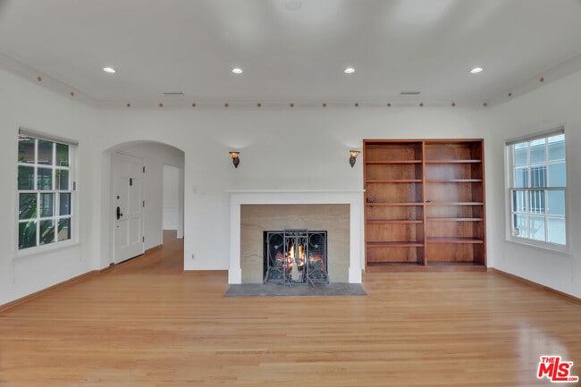 Building Photo - 1105 S Alfred St