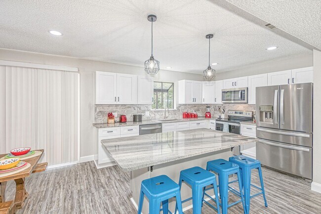 Foto del edificio - Large 3 bed 2 bath home with fenced backyard