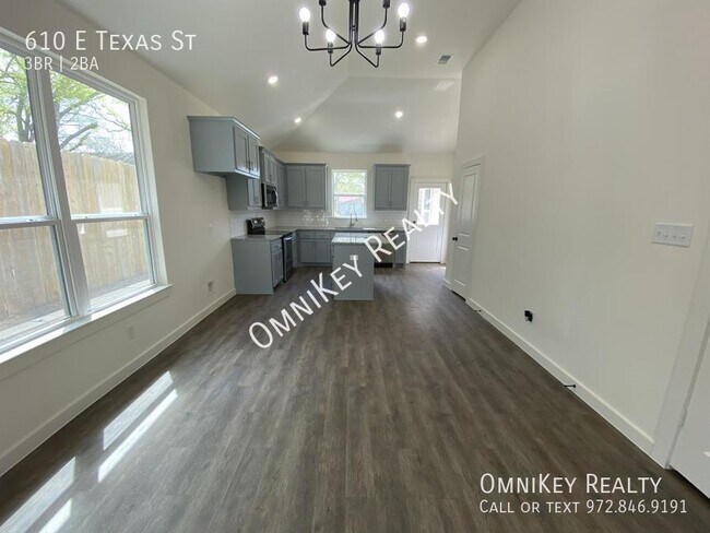 Foto del edificio - 610 E Texas St