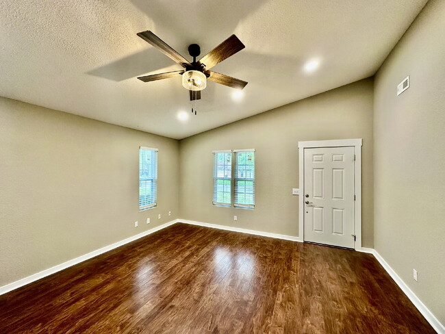 Photo - 3513 W Wood St Apartment