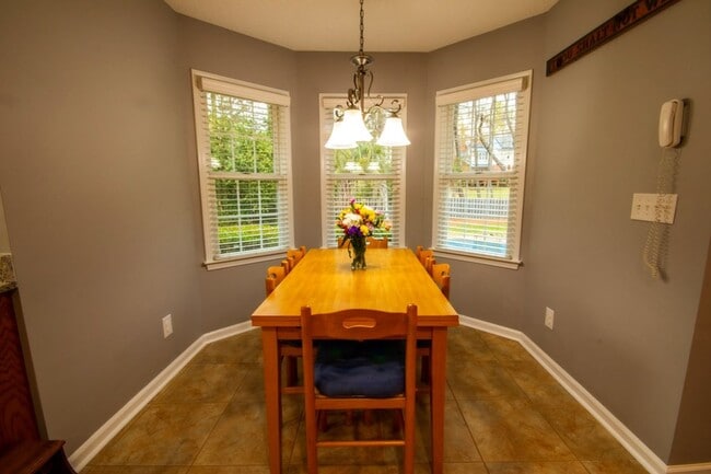 Building Photo - Exceptional Home W/ Pool!
