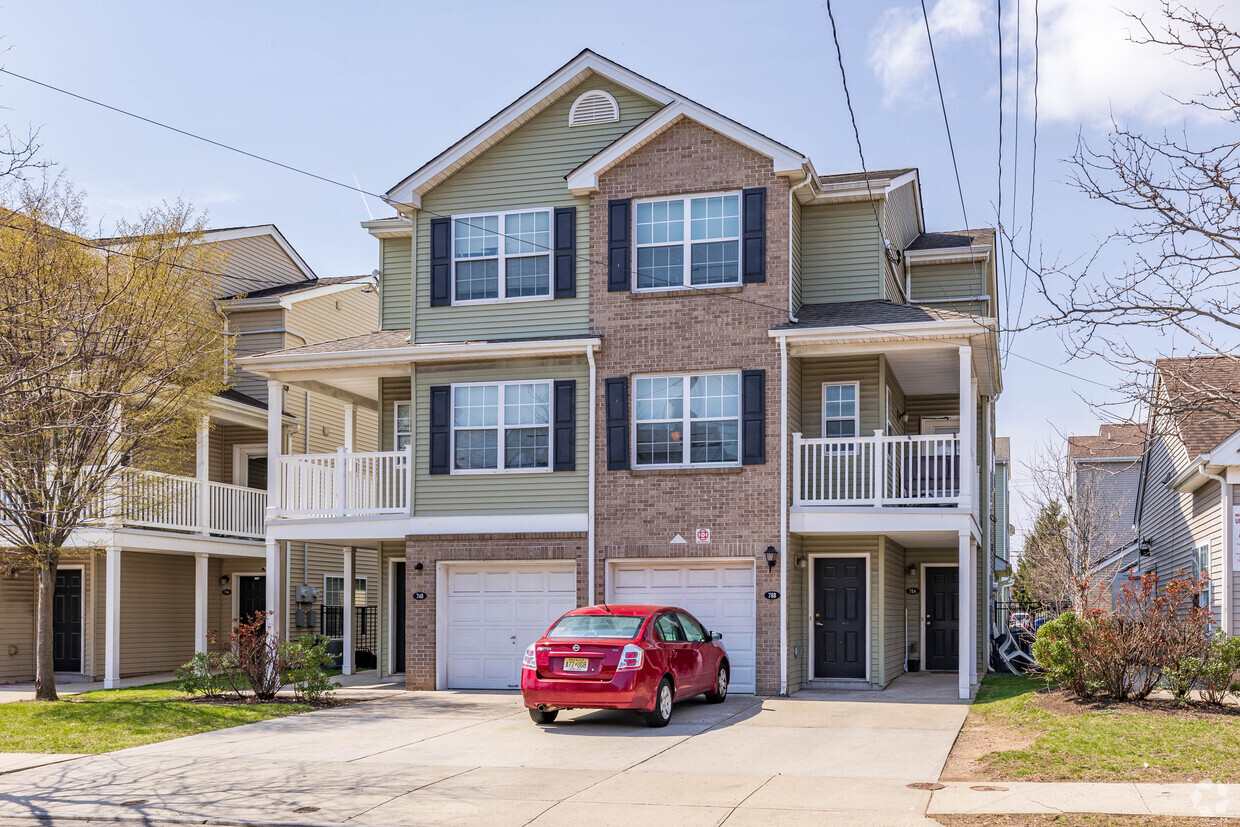 Building Photo - Waters Edge Crescent