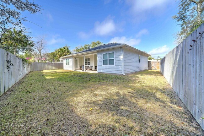 Building Photo - "Charming 3-Bedroom Oasis with 2 Baths and...