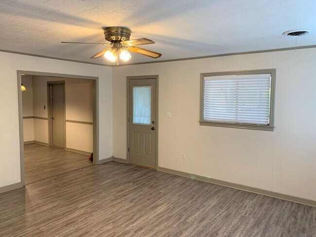 Foto del edificio - Come take a look at this home on a convenient corner lot