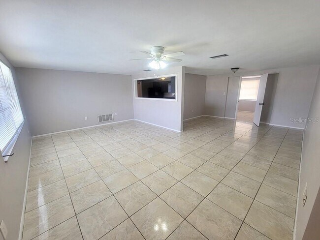 Foto del edificio - 10920 Oakdale Ave