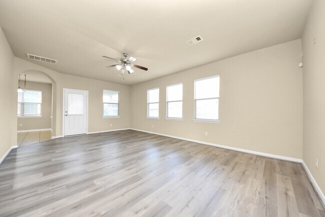 Foto del edificio - 6106 Grassy Haven Ln
