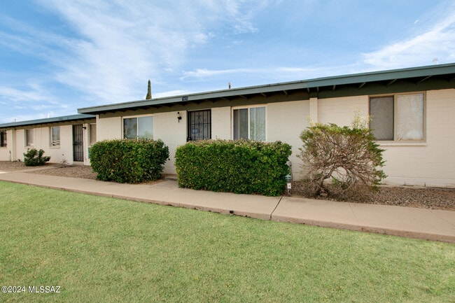 Foto del edificio - 7455 E Desert Spring Dr