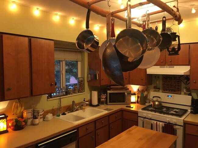 Foto del edificio - Charming 3 Bedroom, 2 Bathroom House near Fairhaven!! Check out our virtual Tour!