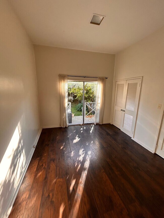 Foto del edificio - Great 1BD/1BA Uptown, Private Backyard, Laundry in Unit