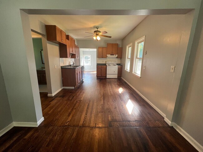 Building Photo - 2 bedroom 1 bathroom gem in Harrison Towns...