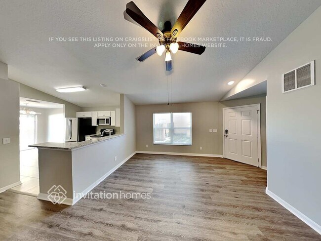 Building Photo - 10303 Lakeside Vista Dr