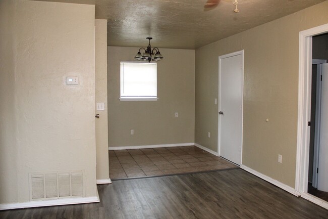Building Photo - 4 bed, 2 bath - In Moore!