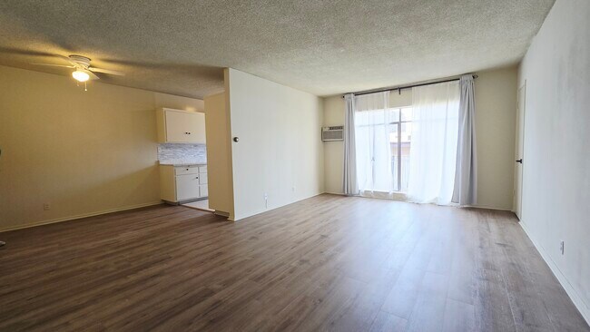 Building Photo - 526 S St Andrews Pl