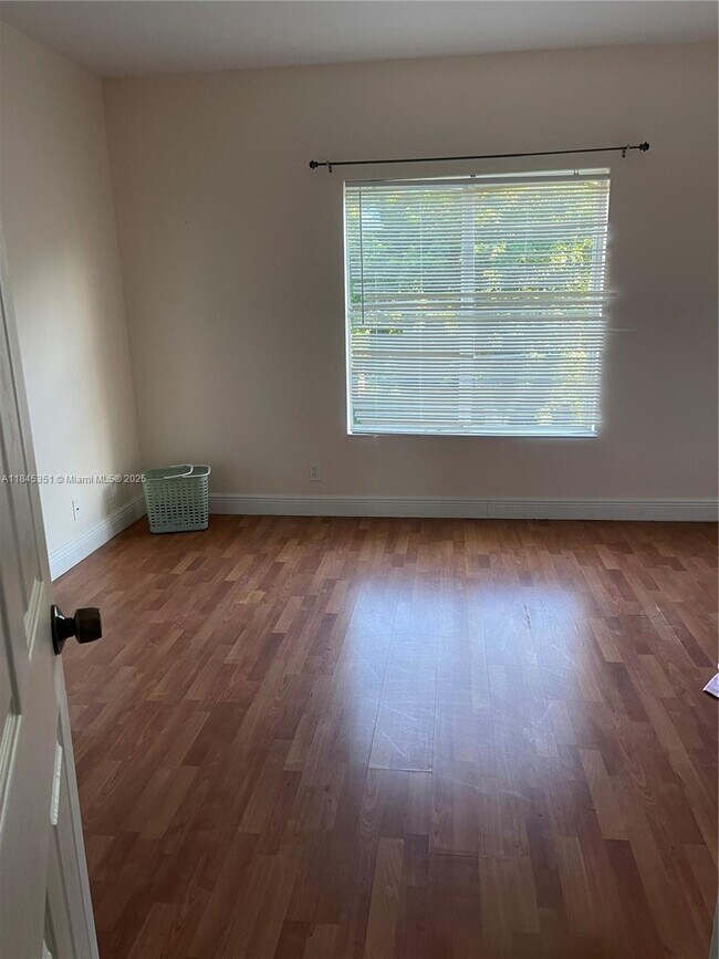 Foto del edificio - 5614 Pierce St