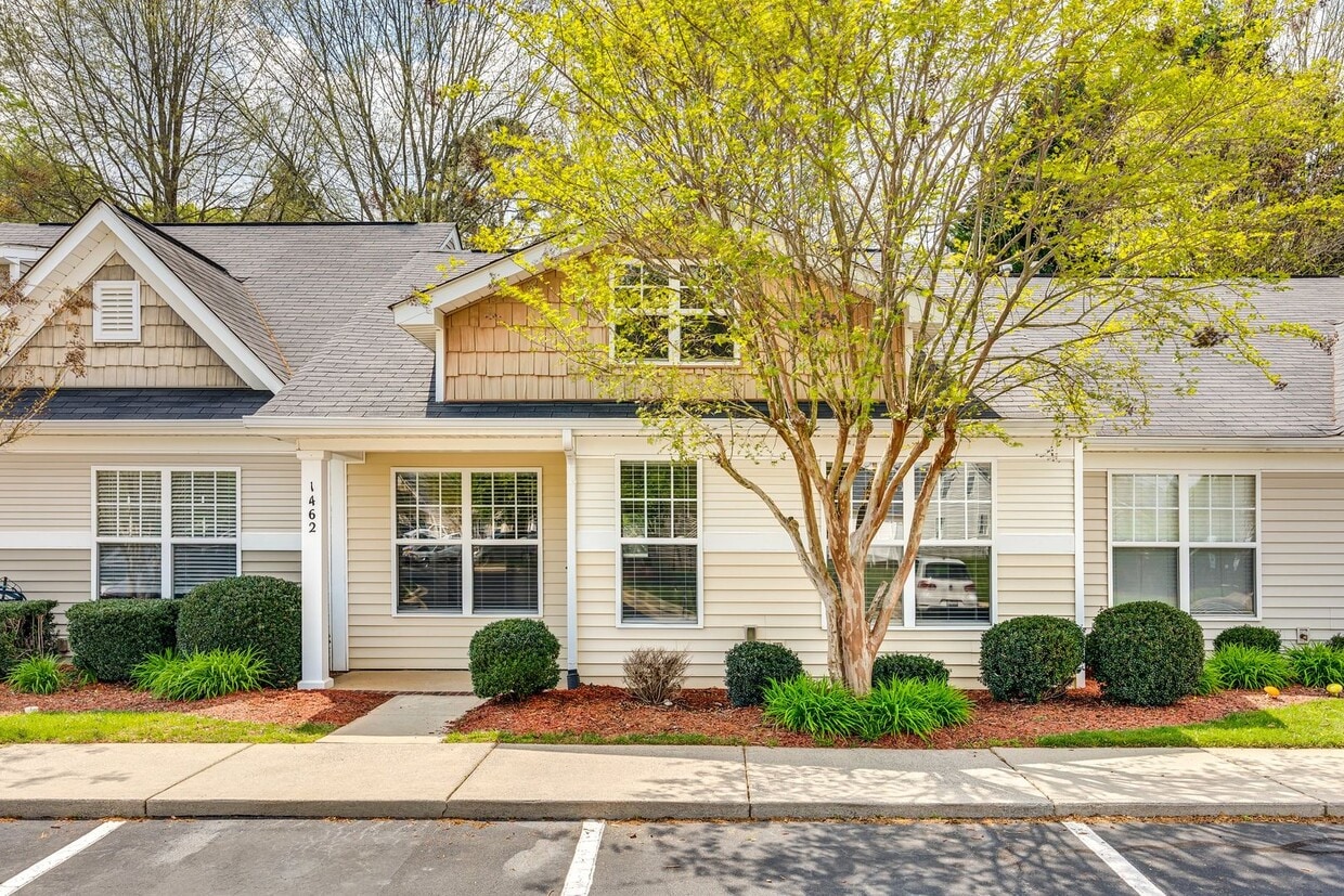 Primary Photo - Wonderful 2-bedroom 2-bath one-level townh...