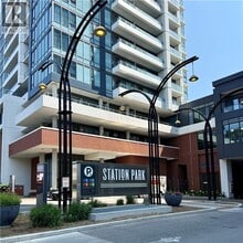 Building Photo - 15 Wellington St S