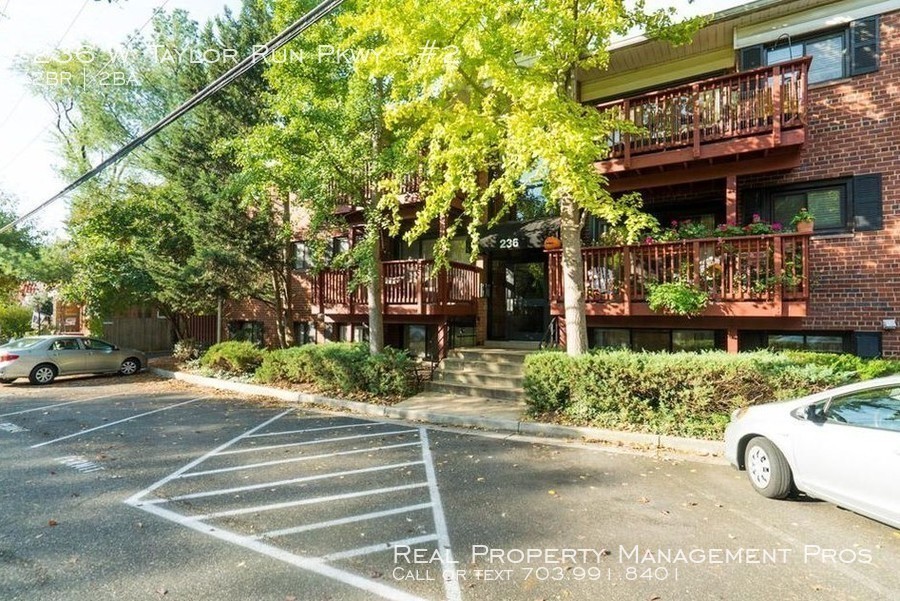 Spacious 2BD 2BA & Den in Alexandria! Photo