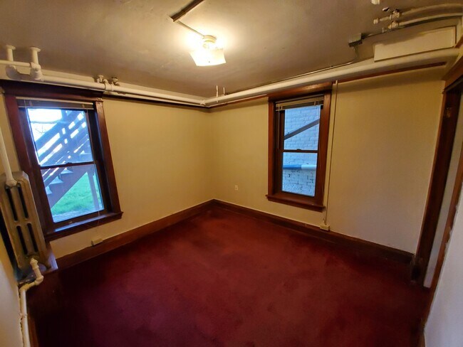 Foto del edificio - AVAILABLE OCT 1st - Spread out in 3 level ...