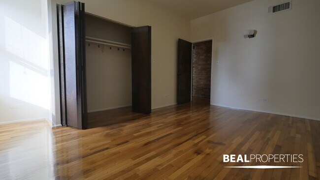 Foto del edificio - 558 W Wellington Ave