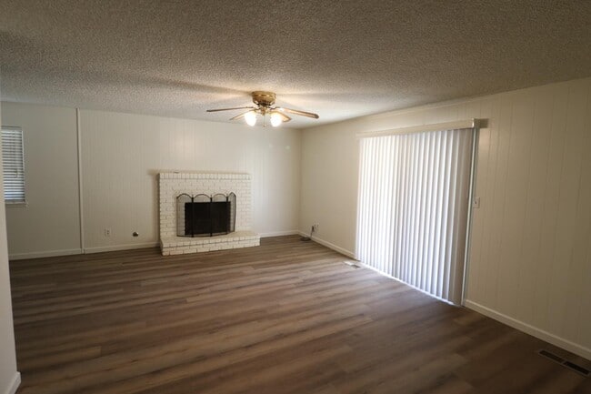 Building Photo - 6347 N Laureen Ave