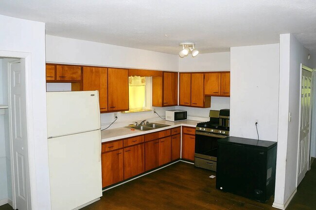 Building Photo - 2194 N Riley Ave