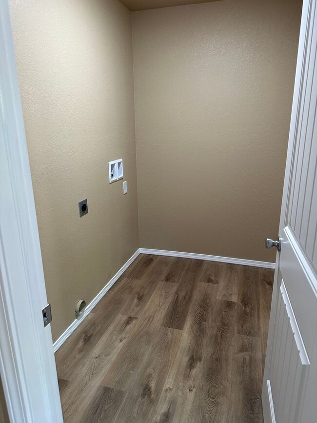 Foto del edificio - 4 BED 2 FULL BATH