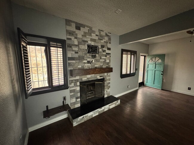 Foto del edificio - Charming Upscale Smart  2BR Townhome in El...