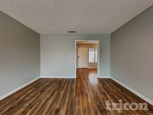 Building Photo - 1213 Essex Dr