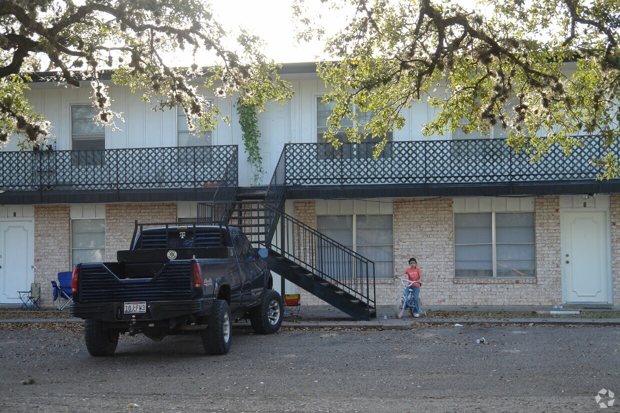 Primary Photo - Goliad Apartments