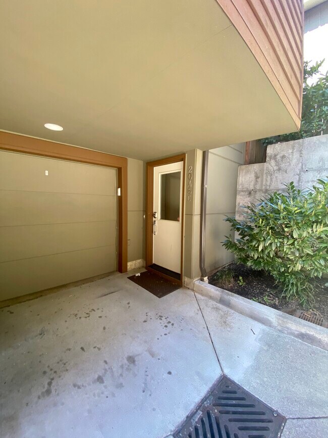 Building Photo - 2046 14th Ave W