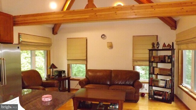 Foto del edificio - 325 Cafferty Rd