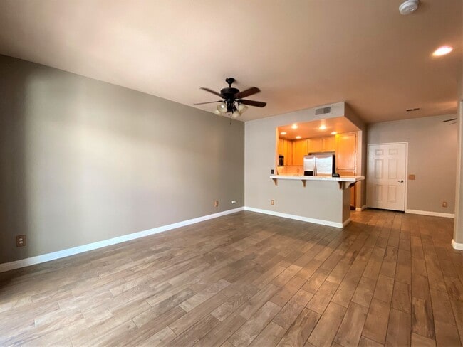 Building Photo - Oceanside stunner - 3 bedroom townhome available now!