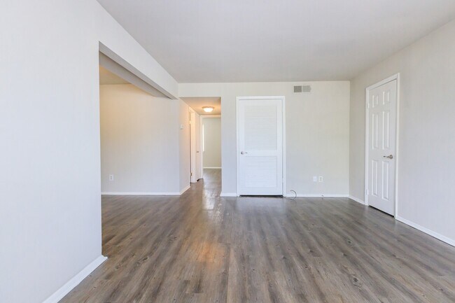 Foto del edificio - 3218 Green Lakes Dr