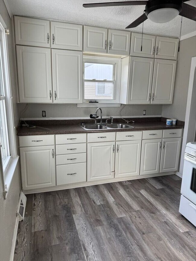 Foto del edificio - Huge Colonial with Updates!