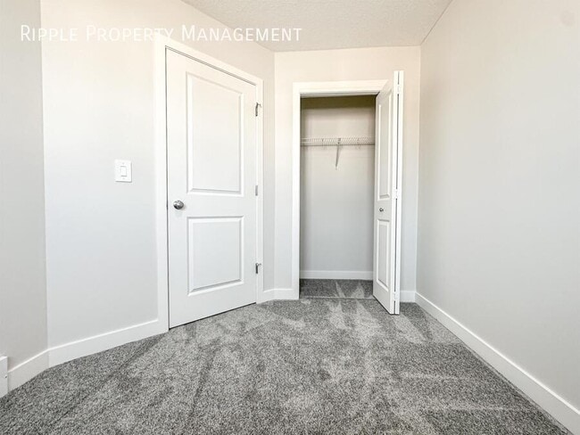 Building Photo - Modern 3 Beds, 2.5 Baths Main Floor/ Upper...