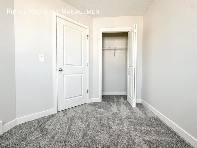 Photo du bâtiment - Modern 3 Beds, 2.5 Baths Main Floor/ Upper...