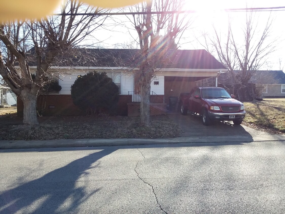 Primary Photo - 407 N McCombs St