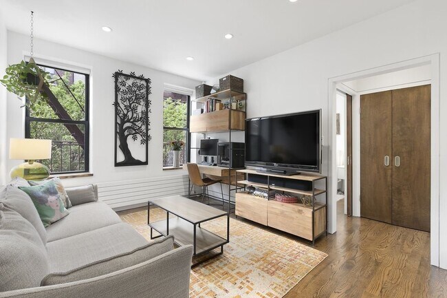 Building Photo - 93 MacDougal St