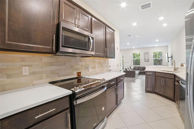 Foto del edificio - 4154 Greenway Dr