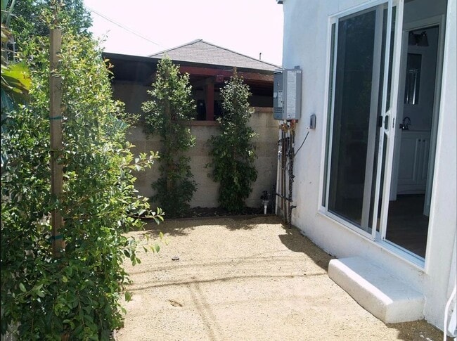 Building Photo - Wonderful Rear 1 Bedroom Home with Private...
