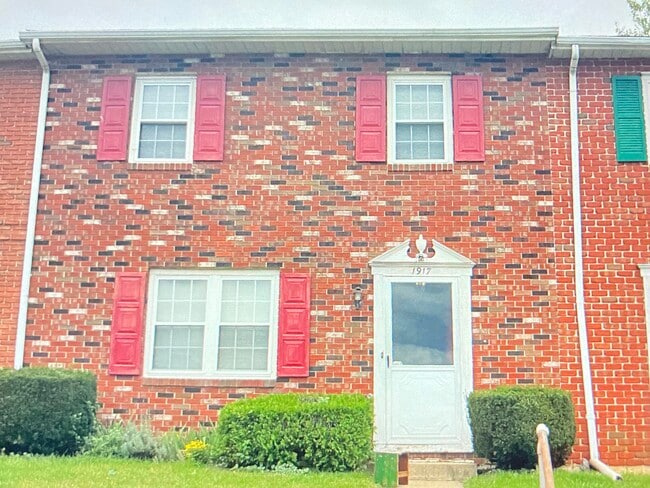 Building Photo - 1917 Andre Ct