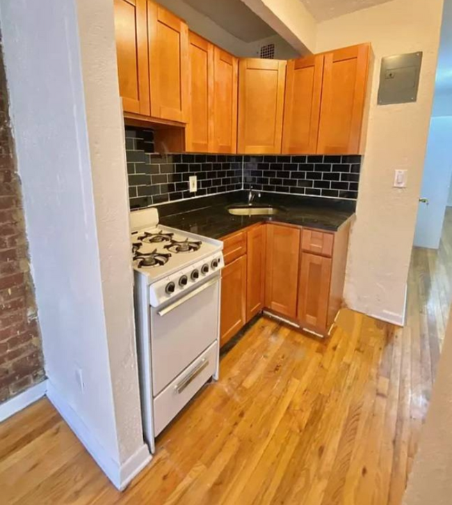 Building Photo - 247 W 21st St
