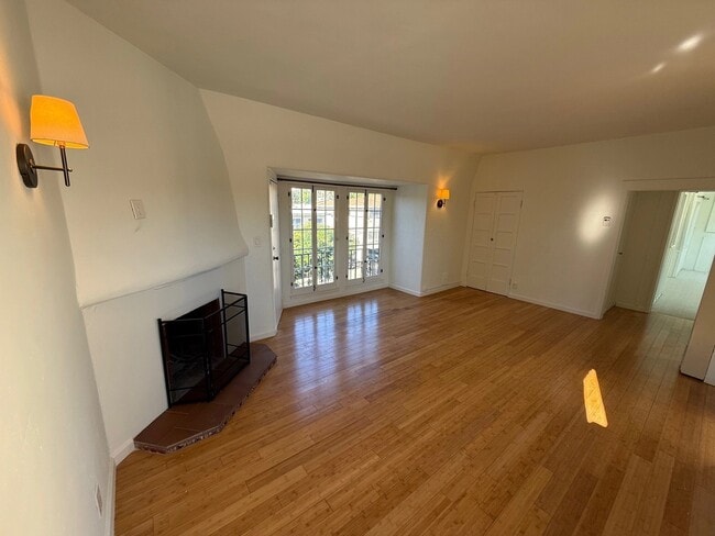 Foto del edificio - 1154 N Curson Ave