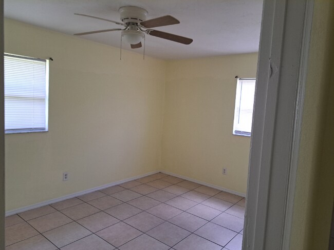 Foto del edificio - 1021 Oaktree Ln