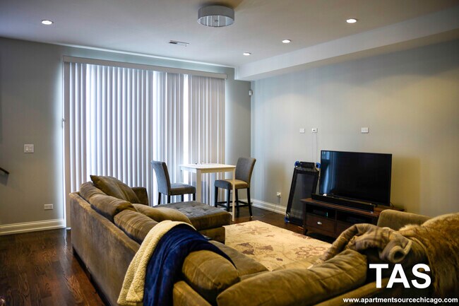 Foto del edificio - 2538 N Southport Ave
